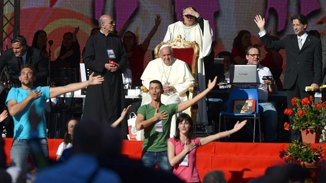 Člani Prenove v Duhu s papežem Frančiškom (foto: Radio Vatikan)
