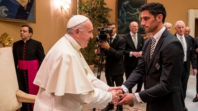 Kapetan nemškega prvoligaša Borussia Mönchengladbach, Lars Stindl, se rokuje s papežem (foto: Radio Vatikan)