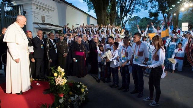 Papež pred kolumbijsko nunciaturo (foto: Radio Vatikan)