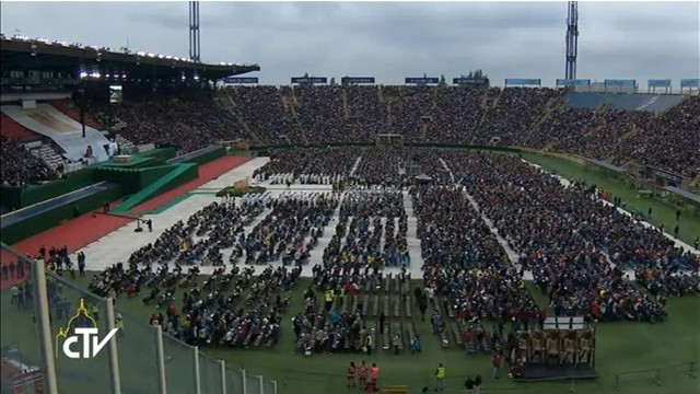 Papež je daroval mašo na bolonjskem stadionu (foto: Radio Vatikan)