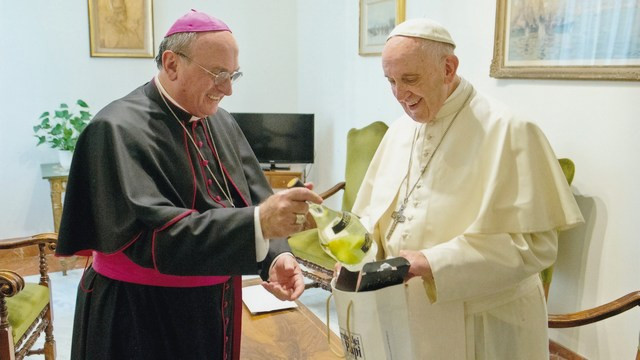 Papež Frančišek in apostolski nuncij v Sloveniji nadškof Juliusz Janusz (foto: Apostolska nunciatura)