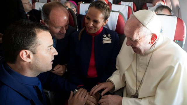 Papež je na letalu poročil stevarda in stevardeso (foto: Vatican Insider)