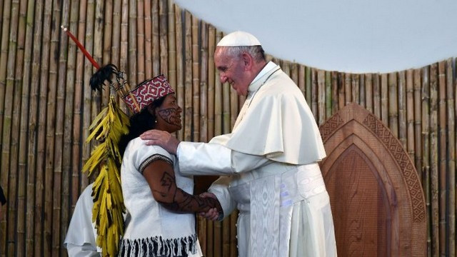 Papež s staroselci Amazonije (foto: vaticannews.va)