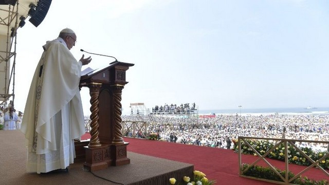 Papež med mašo v Trujillu v Peruju (foto: vaticannews.va)