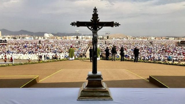 Papež med mašo v Limi (foto: Vatican news)