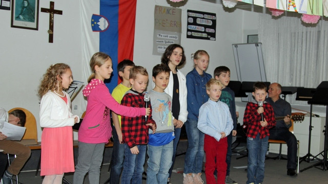 Skupina otrok med nastopom za Prešernovo proslavo v Frankfrutu (foto: Arhiv slovenske župnije v Frankfurtu)