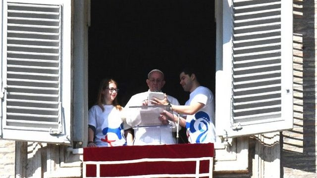 Papež se je s pomočjo dveh mladih vpisal na svetovni dan mladih (foto: Vatican news)