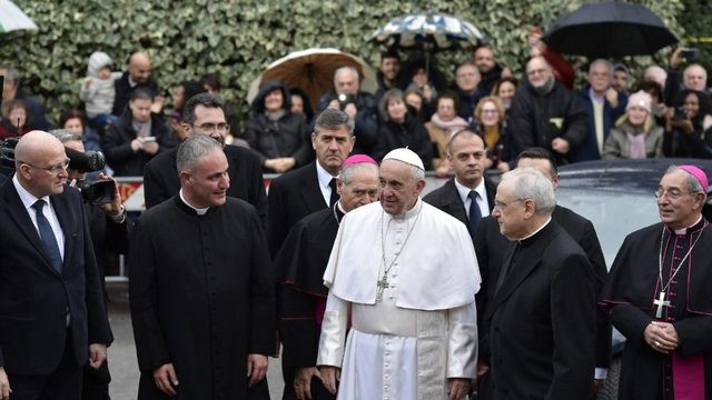 Papež med obiskom rimske župnije sv. Gelazija (foto: Vatican news)