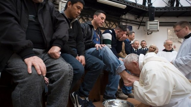 Papež umil noge zapornikom v Regina Coeli (foto: vaticannews.va)