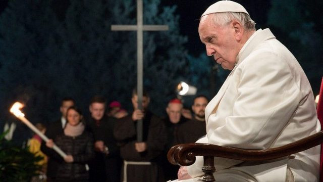 Papež med križevim potom (foto: Vatican news)