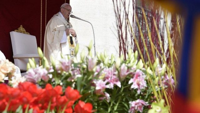 Papež pri velikonočni maši (foto: Vatican news)