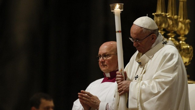 Papež pri velikonočni vigiliji (foto: vaticannews.it)