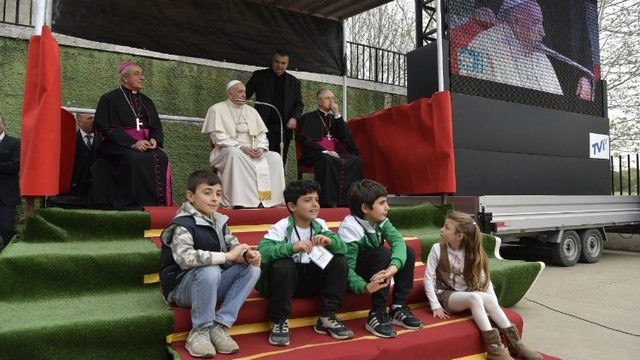 Papež med obiskom ene od rimskih župnij (foto: Vatican News)