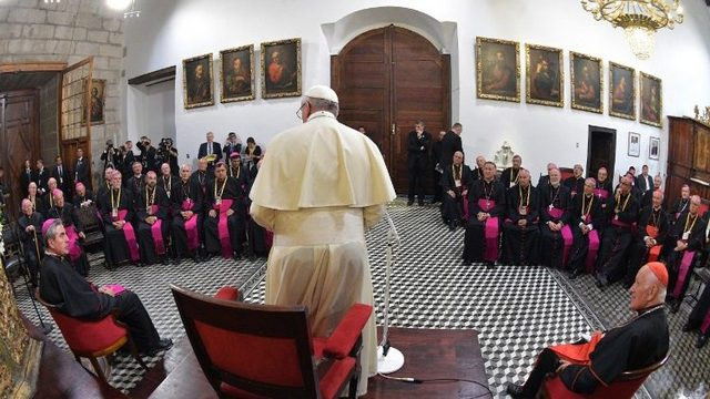 Čilski škofje s papežem januerja letos (foto: Vatican News)