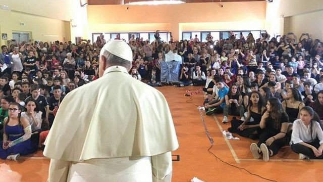 Papež med učenci (foto: Radio Vatikan)
