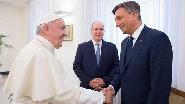 Predsednik Pahor se rokuje s papežem Frančiškom (foto: Vatican News)