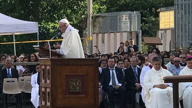 Papež med mašo v Ostiji (foto: Vatican News)