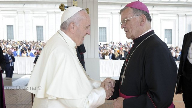 Škof Stanislav Lipovšek s papežem Frančiškom (foto: TU SŠK)