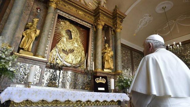 Papež pred Marijino podobo (foto: Vatican news)