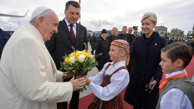 Papež v Latviji (foto: vaticannews.va)