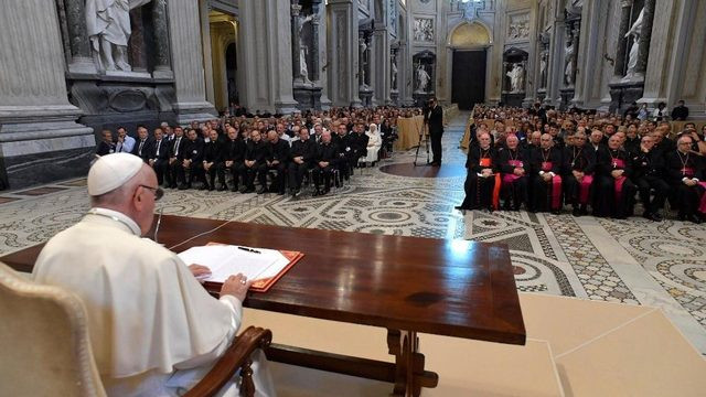 Papež nagovarja udeležence tečaja o zakonski zvezi (foto: Vatican News)