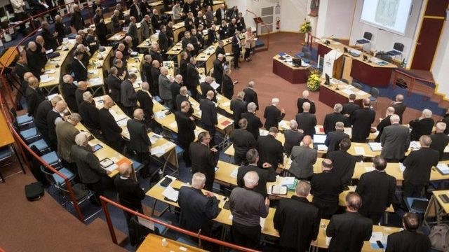 Francoski škofje zbrani na zasedanju (foto: Vatican News)