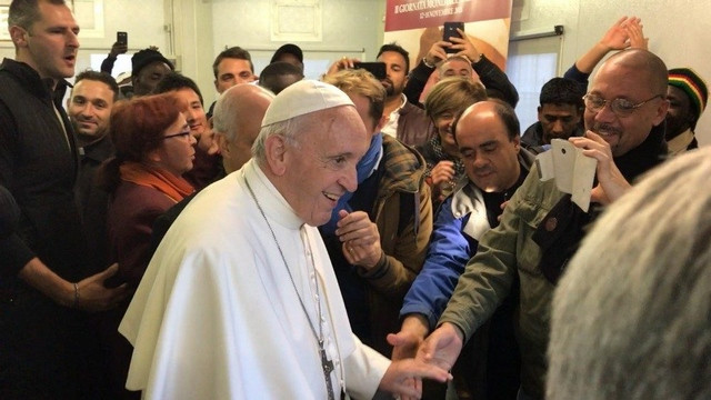 Papež med ubogimi (foto: Vatican Insider)