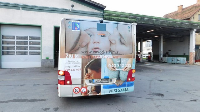Plakat Zavoda Živim na avtobusu LPP (foto: Zavod Živim)