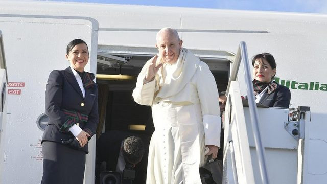 Papež ob odhodu iz Rima (foto: Vatican News)