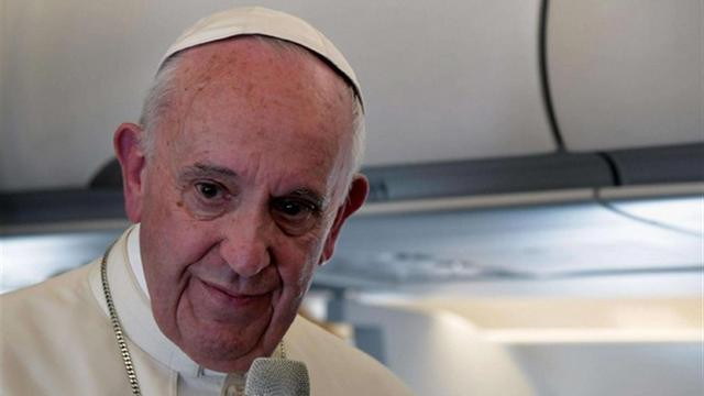 Papež na letalu (foto: Vatican News)