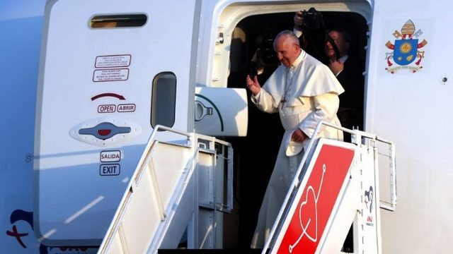 Papež ob odhodu iz paname (foto: Vatican News)