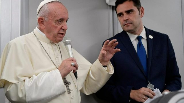 Papež na letalu odgovarja novinarjem (foto: Vatican News)
