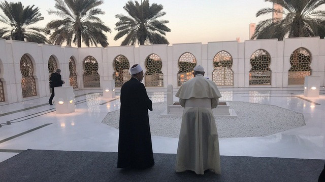 Papež na grobu ustanovitelja Združenih arabskih emiratov (foto: Sveti sedež)