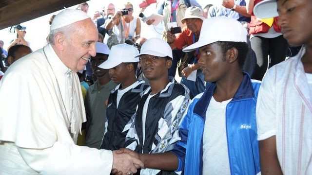 Papež z migranti (foto: Vatican News)