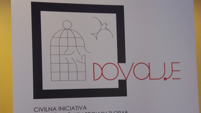 Logo civilne iniciative Dovolj.je (foto: Marjana Debevec)