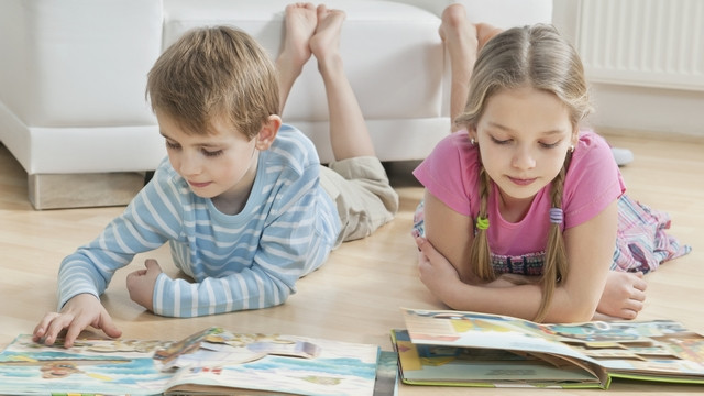 Otroci, branje, knjige (foto: Ingimage)