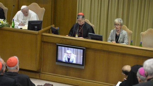 Papež posluša nagovor Ghisonijeve (foto: Vatican news)