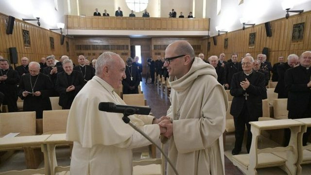 Papež se zahvaljuje p. Bernardu (foto: Vatican News)