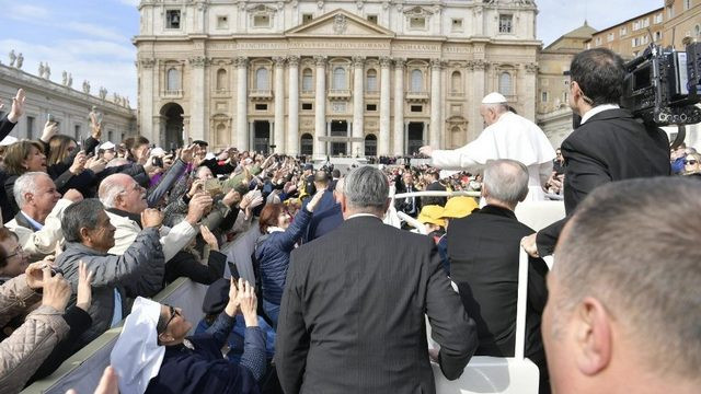 Papež pozdravlja vernike pred avdienco (foto: Vatican News)