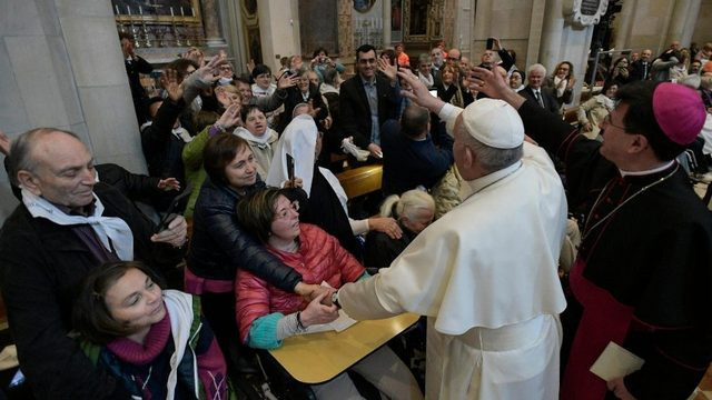 Papež pozdravlja bolnike v baziliki (foto: Vatican News)