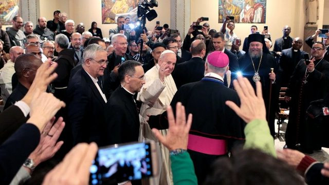 Papež s posvečenimi v Maroku (foto: Vatican news)