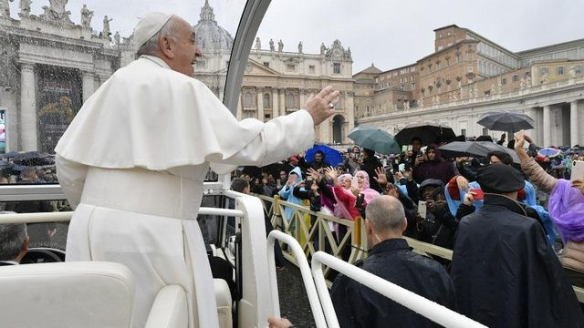 Papež pozdravlja vernike na Trgu sv. Petra (foto: Vatican News)