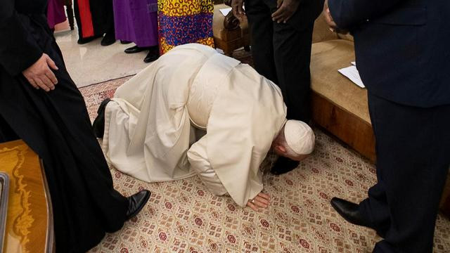 Papež je poljubil noge južnosudanskemu predsedniku in podpredsednikoma (foto: Vatican News)