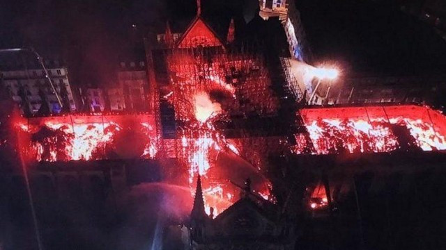 Požar v katedrali Notre Dame v Parizu (foto: SIR)