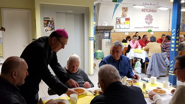 Nadškof Alojzij Cvikl v Ljudski kuhinji (foto: Nadškofijska karitas Maribor)