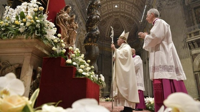Velikonočna vigilija v Vatikanu (foto: Vatican News)