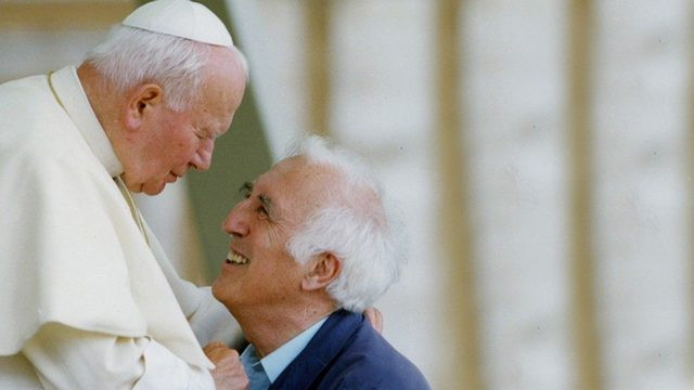 Jean Vanier s sv. papežem Janezom Pavlom II. (foto: Vatican News)