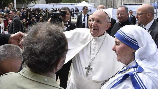 Papež med revnimi, za katere skrbijo sestre Matere Terezije (foto: Vatican News)