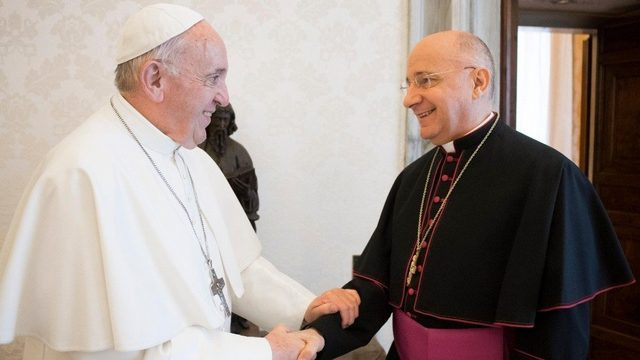 Papež Frančišek in nuncij Jean Marie Speich (foto: Radio Vatikan)