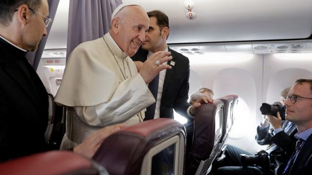 Papež z novinarji na letalu (foto: Vatican News)